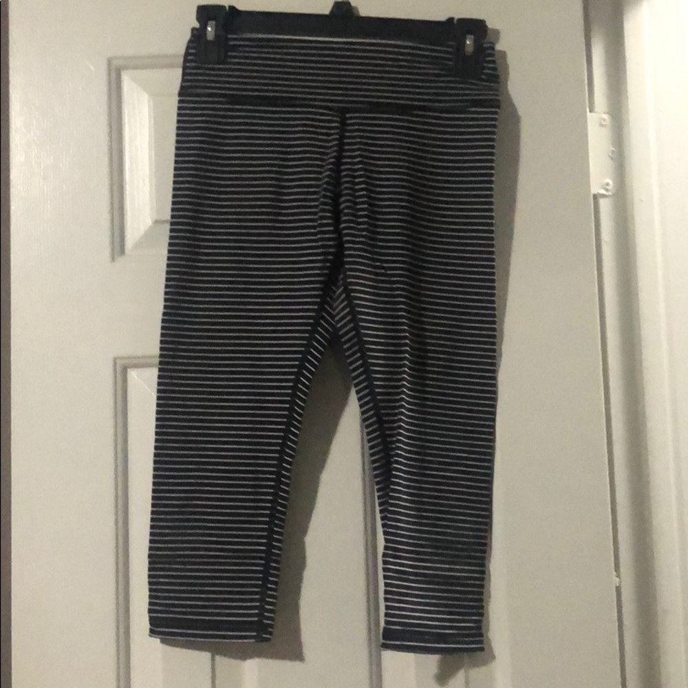 Savage barbell striped crop legging